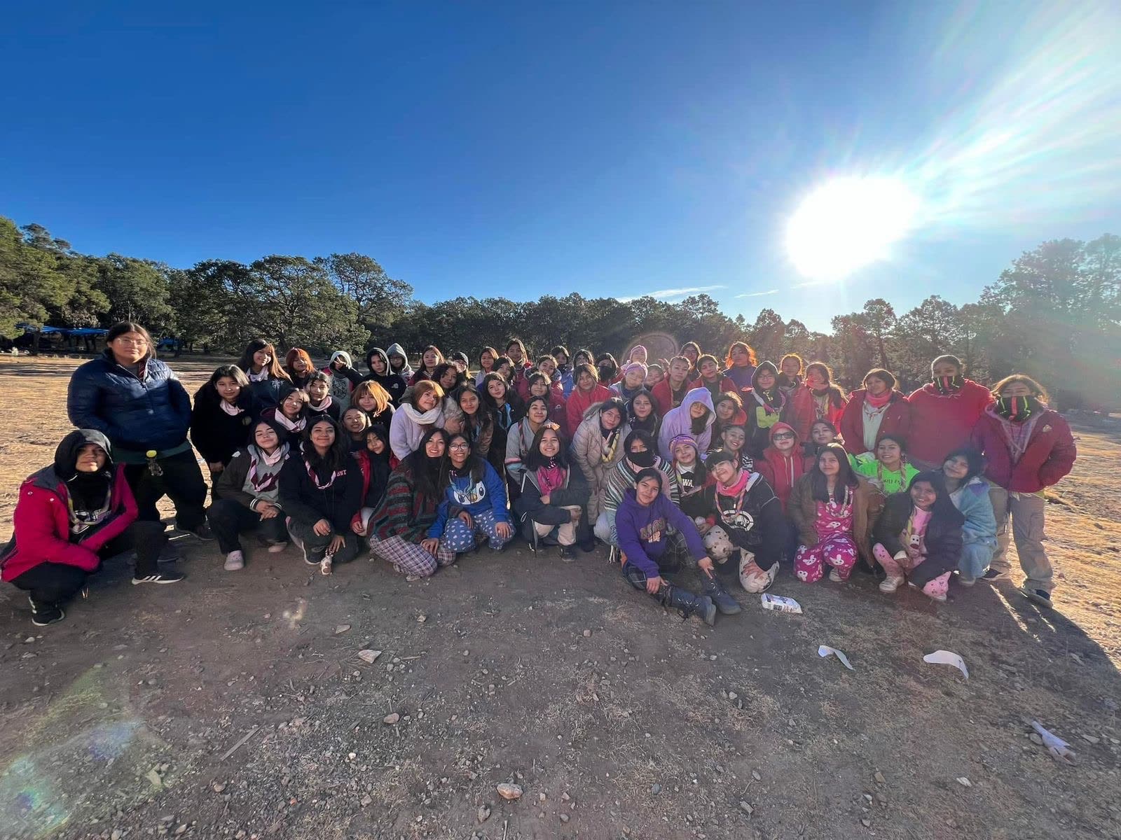 Grupo numeroso al amanecer en el campo