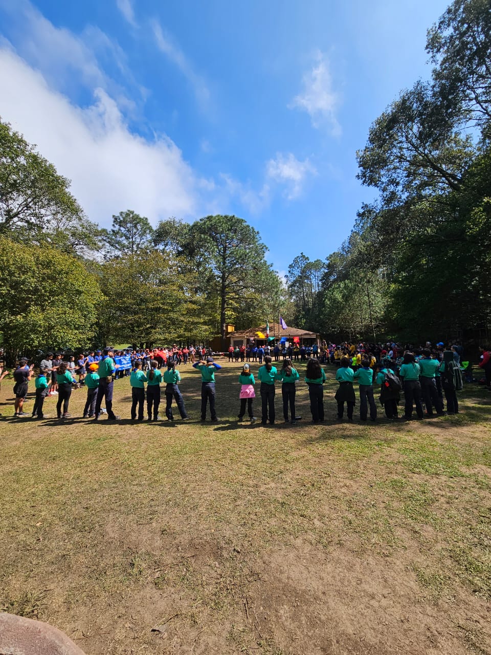 Ceremonia de banderas en un área de acampado