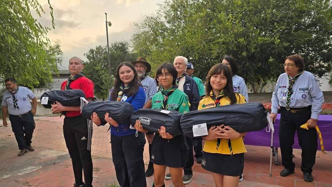 Entrega de casas de campaña a un grupo scout