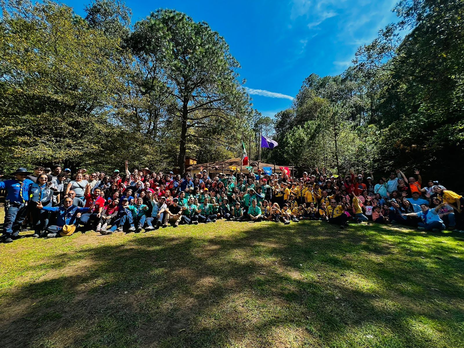 Foto de familia de un campamento en el bosque