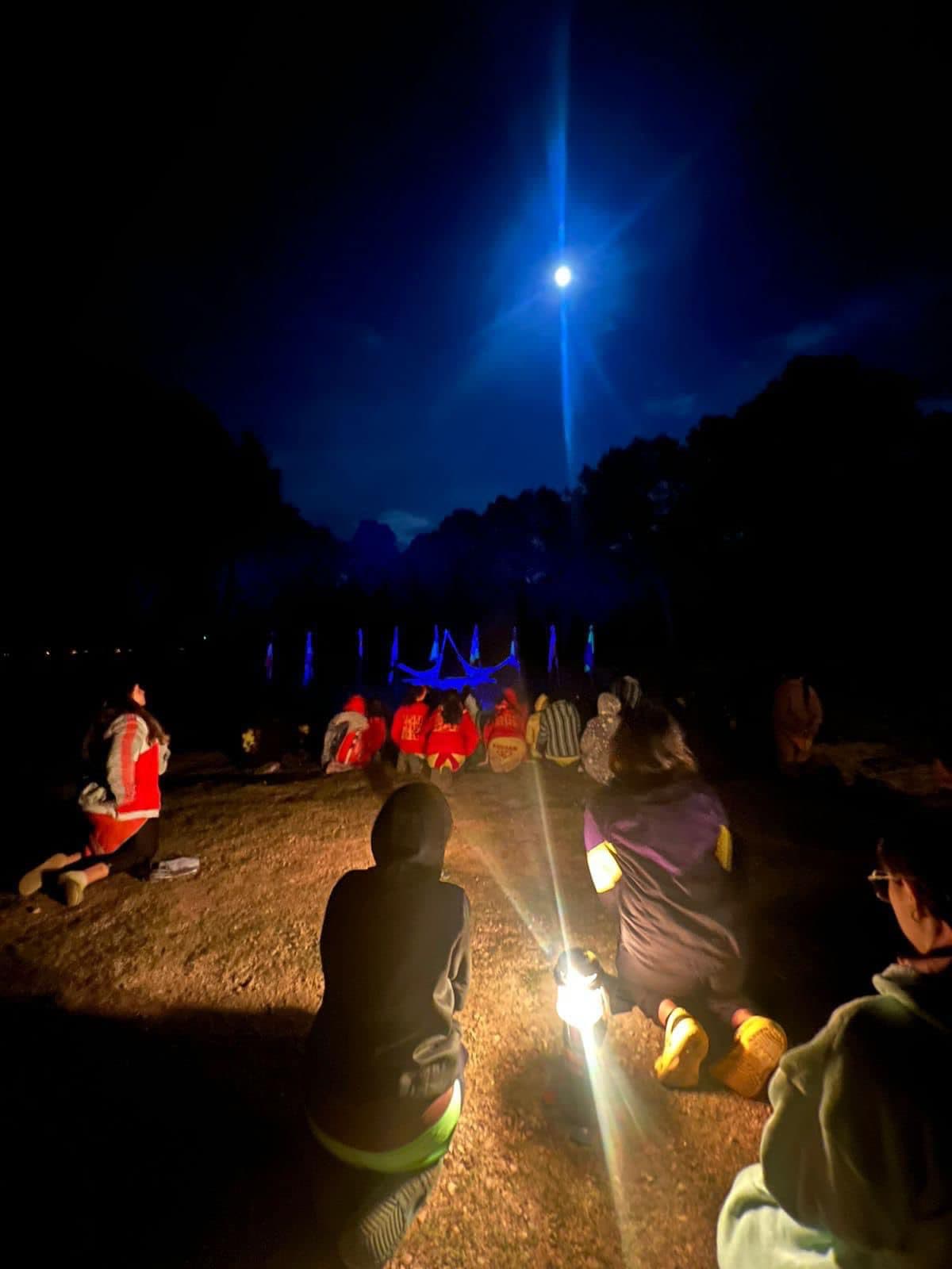 Noche mística bajo la luna llena